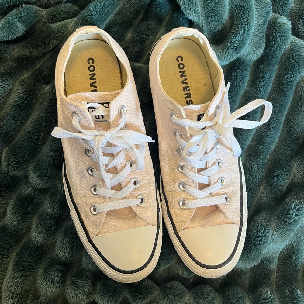 Worn once Unsex low top baby pink converse. Women’s size 9. Mens size 7.